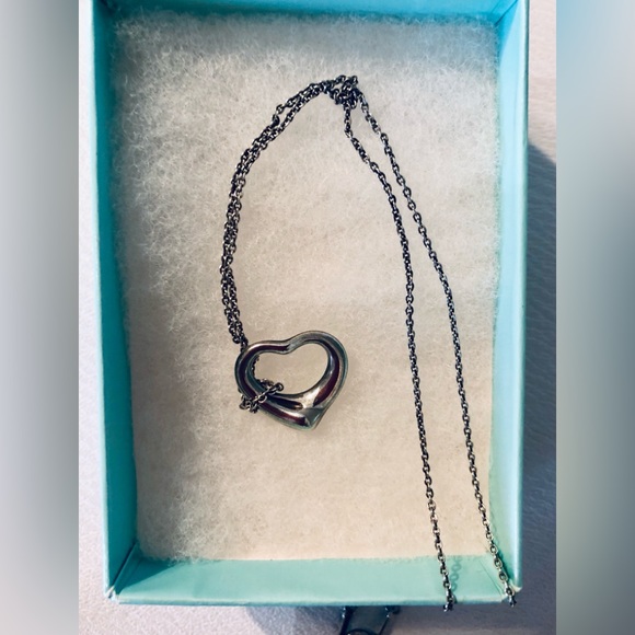 Elsa Perretti Tiffany and Co iconic heart shape sterling necklace. - Picture 4 of 5